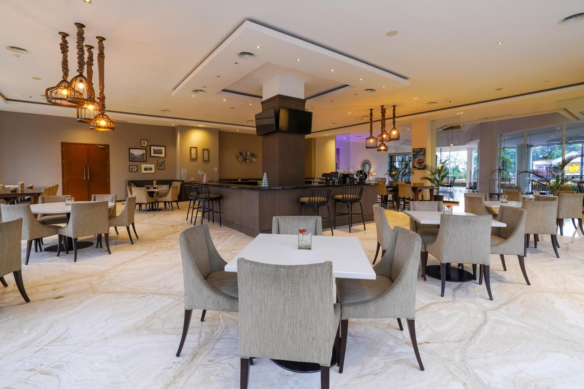 Royal Padjadjaran Hotel Bogor Buitenkant foto