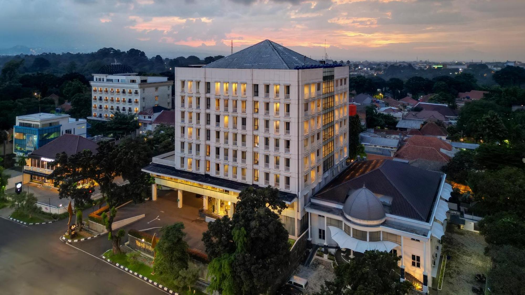 Royal Padjadjaran Hotel Bogor Buitenkant foto
